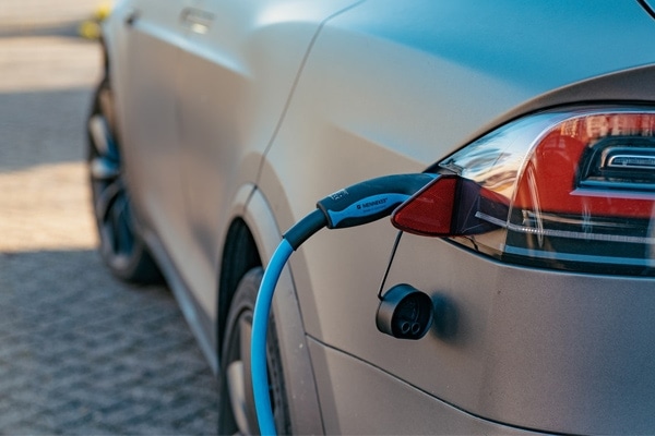 Ktoré komponenty elektrických a hybridných vozidiel sú vyrobené z kovových výliskov?